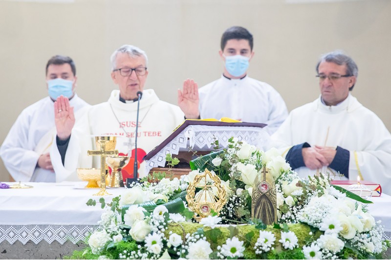 U baziliku sv. Kvirina na trajno štovanje stigle relikvije sv. Faustine Kowalske i bl. Mihaela Sopoć U baziliku sv. Kvirina na trajno štovanje stigle relikvije sv. Faustine Kowalske i bl. Mihaela Sopoć