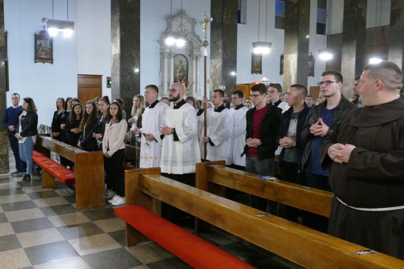 Nadbiskup Barišić predvodio molitveno bdijenje za duhovna zvanja Nadbiskup Barišić predvodio molitveno bdijenje za duhovna zvanja