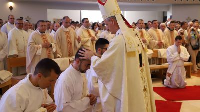 Nadbiskup drazen kutlesa zaredio petnaestoricu novih svecenika 13