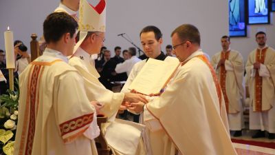 Nadbiskup drazen kutlesa zaredio petnaestoricu novih svecenika 1